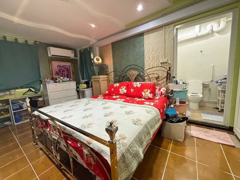 136 Rivervale Street HDB Flat For Sale at S$ 1,100,000 | PropertyGuru Singapore - Master Bedroom With King Size Bedset