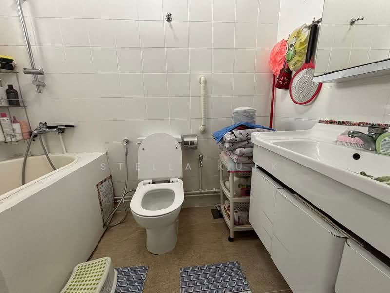 136 Rivervale Street HDB Flat For Sale at S$ 1,100,000 | PropertyGuru Singapore - Master Bathroom With Bathtub