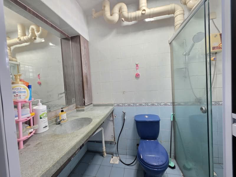276B Jurong West Avenue 3 HDB Flat For Sale at S$ 548,888 | PropertyGuru Singapore - Bathroom