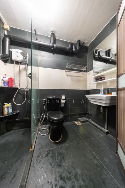663 Choa Chu Kang Crescent HDB Flat For Sale at S$ 788,888 | PropertyGuru Singapore - Bathroom