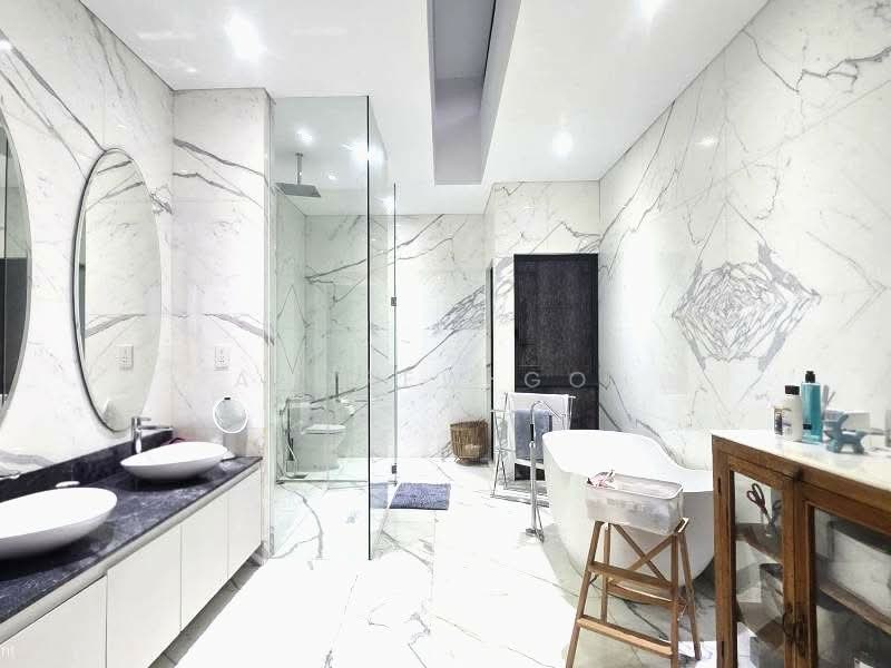 ⭐️EXCLUSIVE DUNBAR⭐️$15XX PSF BUILT⭐️RENOVATED REBUILT⭐️登巴路独家优质房源⭐️, REBUILT HOME WITH LIFT & POOL | 5 BED 6 BATH | MOVE IN READY | 高品质装修 即买即住, East Coast / Marine Parade, 5 Bedrooms, 6,700 sqft, Semi-Detached House For Sale, by Andrew Goh, 500098322 - Bathroom - PropertyGuru.com.sg
