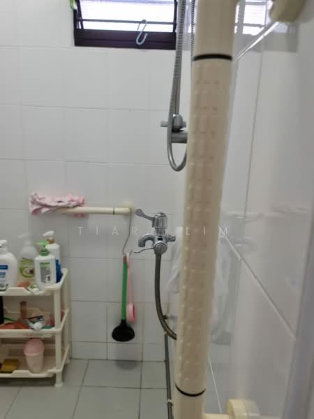 507 Bukit Batok Street 52 HDB Flat For Sale at S$ 450,000 | PropertyGuru Singapore - Bathroom