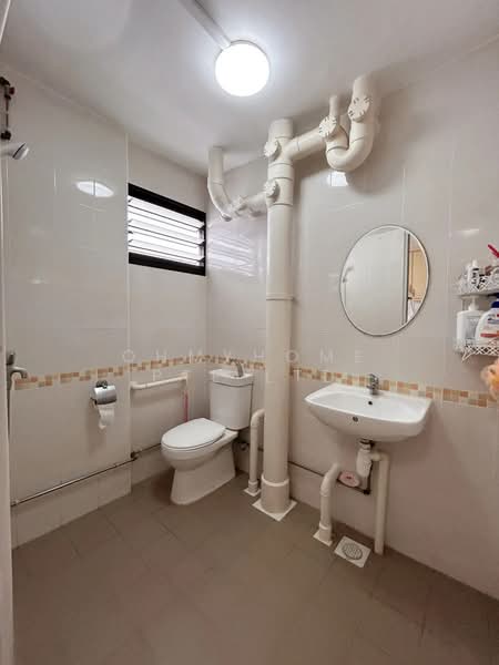 227 Jurong East Street 21 HDB Flat For Sale at S$ 700,000 | PropertyGuru Singapore - Bathroom