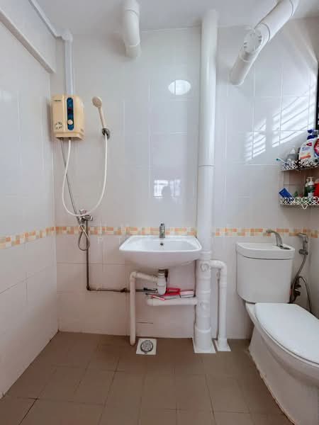 227 Jurong East Street 21 HDB Flat For Sale at S$ 700,000 | PropertyGuru Singapore - Bathroom