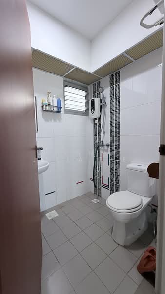 312A Clementi Avenue 4, 312A Clementi Avenue 4, 2 Bedrooms, 743 sqft, HDB Flat For Sale, by Jenny Lalla Lee, 500098364 - Bathroom - PropertyGuru.com.sg
