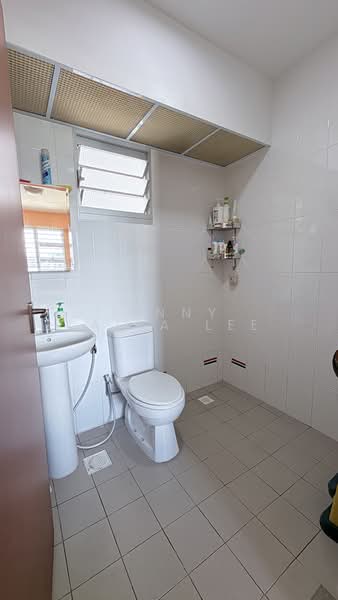 312A Clementi Avenue 4, 312A Clementi Avenue 4, 2 Bedrooms, 743 sqft, HDB Flat For Sale, by Jenny Lalla Lee, 500098364 - Bathroom - PropertyGuru.com.sg
