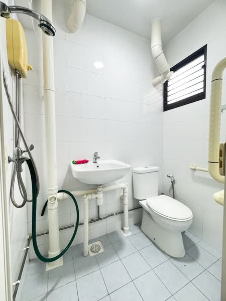 379 Clementi Avenue 5 HDB Flat For Sale at S$ 430,000 | PropertyGuru Singapore - Bathroom (En-suite)