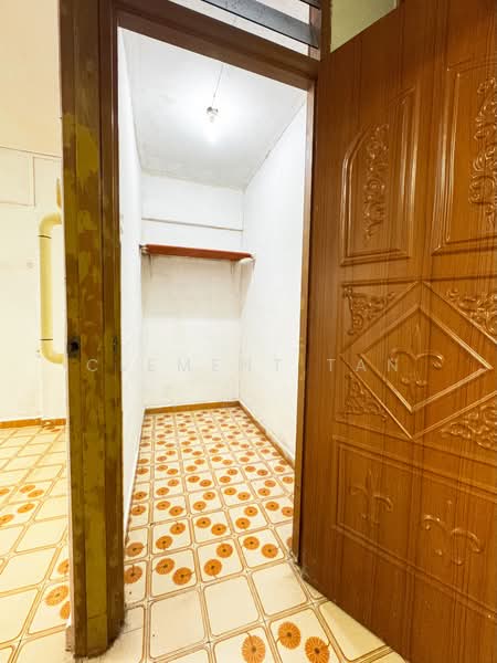 379 Clementi Avenue 5 HDB Flat For Sale at S$ 430,000 | PropertyGuru Singapore - Storeroom 