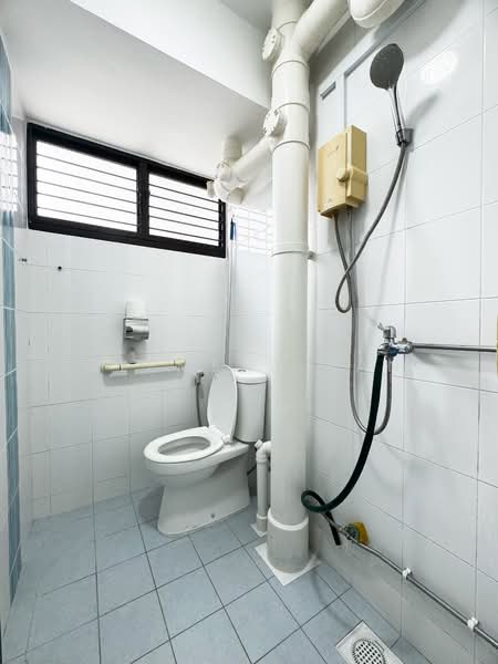 379 Clementi Avenue 5 HDB Flat For Sale at S$ 430,000 | PropertyGuru Singapore - Common Bathroom