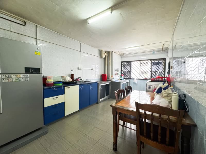 379 Clementi Avenue 5 HDB Flat For Sale at S$ 430,000 | PropertyGuru Singapore - Kitchen