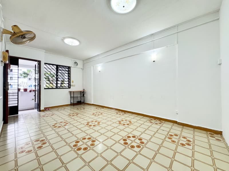379 Clementi Avenue 5, 379 Clementi Avenue 5, 2 Bedrooms, 721 sqft, HDB Flat For Sale, by Clement Tan, 500098365 - Living Room - PropertyGuru.com.sg