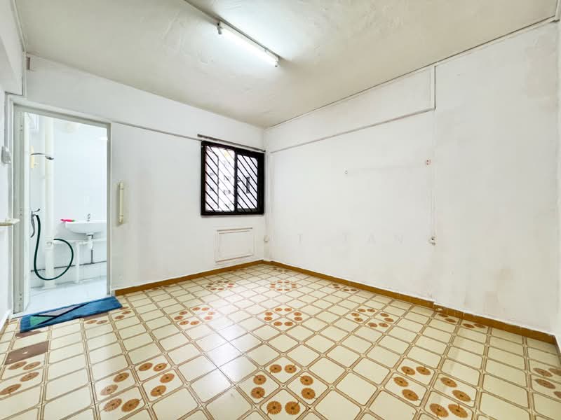 379 Clementi Avenue 5, 379 Clementi Avenue 5, 2 Bedrooms, 721 sqft, HDB Flat For Sale, by Clement Tan, 500098365 - Bedroom 2 - PropertyGuru.com.sg