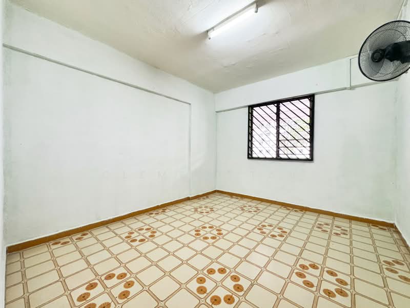 379 Clementi Avenue 5, 379 Clementi Avenue 5, 2 Bedrooms, 721 sqft, HDB Flat For Sale, by Clement Tan, 500098365 - Bedroom 1 - PropertyGuru.com.sg