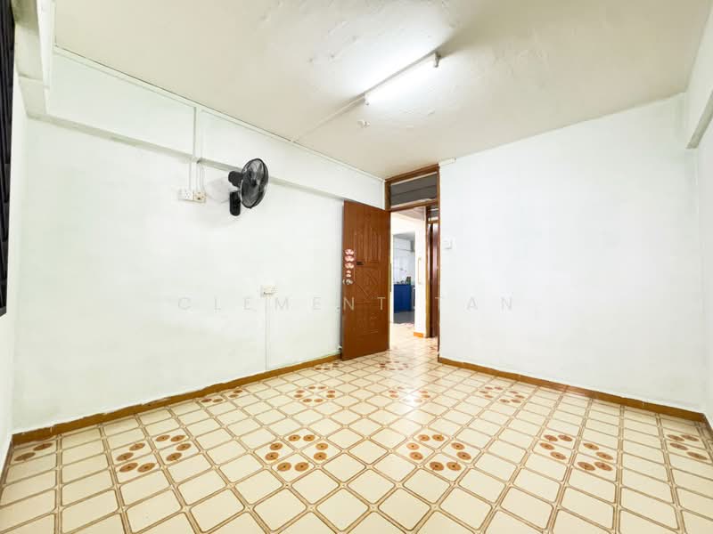 379 Clementi Avenue 5, 379 Clementi Avenue 5, 2 Bedrooms, 721 sqft, HDB Flat For Sale, by Clement Tan, 500098365 - Bedroom 1 - PropertyGuru.com.sg