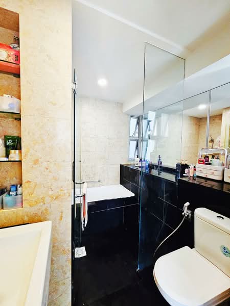 Grandeur 8 Condominium For Sale at S$ 1,550,000 | PropertyGuru Singapore - Bathroom