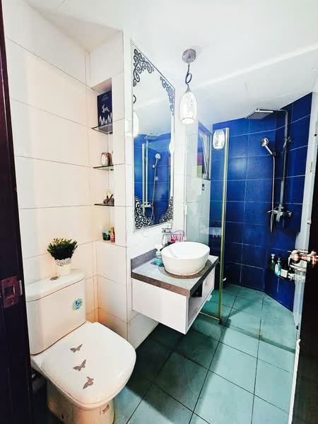 Grandeur 8 Condominium For Sale at S$ 1,550,000 | PropertyGuru Singapore - Bathroom