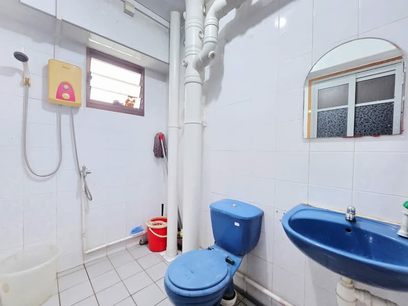 256 Compassvale Road, 256 Compassvale Road, 3 Bedrooms, 1,248 sqft, HDB Flat For Sale, by Kumar N, 500098372 - Bathroom - PropertyGuru.com.sg