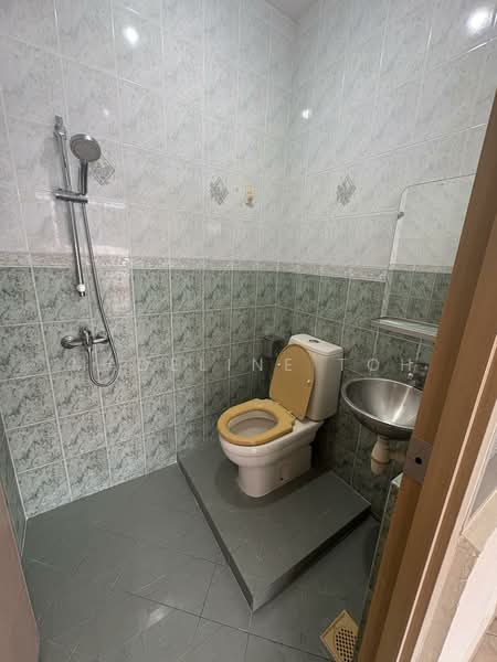 D16 Limau Garden Terraced House For Sale at S$ 4,200,000 | PropertyGuru Singapore - Bathroom