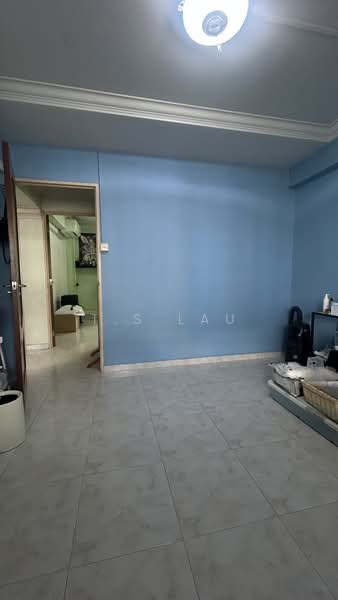 615 Woodlands Avenue 4 HDB Flat For Sale at S$ 545,000 | PropertyGuru Singapore - Living Room
