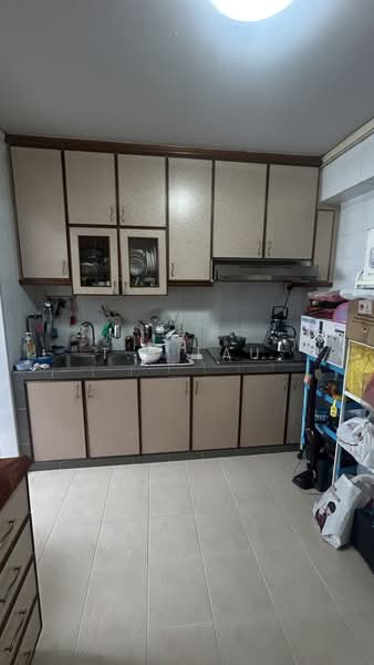 615 Woodlands Avenue 4 HDB Flat For Sale at S$ 545,000 | PropertyGuru Singapore - Kitchen