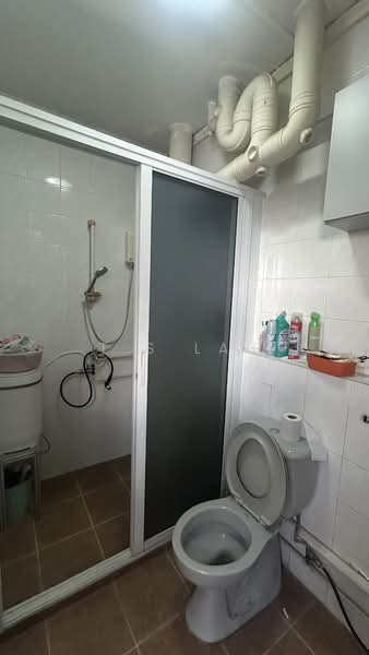 615 Woodlands Avenue 4 HDB Flat For Sale at S$ 545,000 | PropertyGuru Singapore - Bathroom