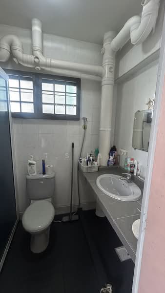 615 Woodlands Avenue 4 HDB Flat For Sale at S$ 545,000 | PropertyGuru Singapore - Bathroom