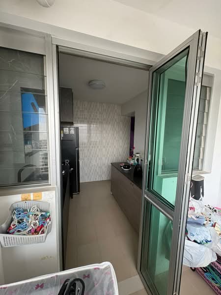 443D Bukit Batok West Avenue 8 HDB Flat For Sale at S$ 530,000 | PropertyGuru Singapore - Kitchen