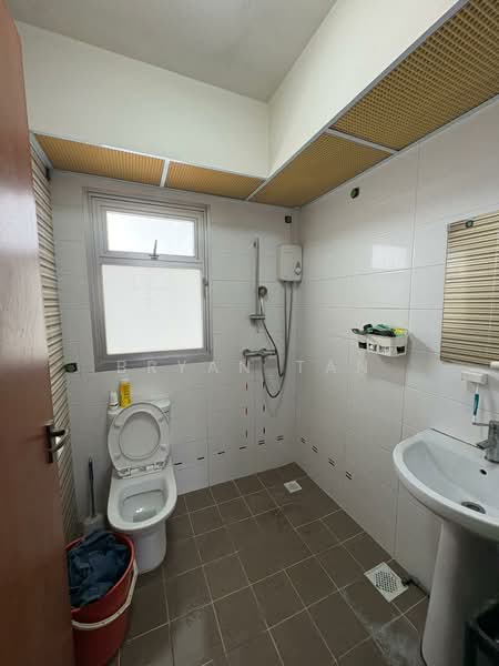 443D Bukit Batok West Avenue 8 HDB Flat For Sale at S$ 530,000 | PropertyGuru Singapore - Bathroom