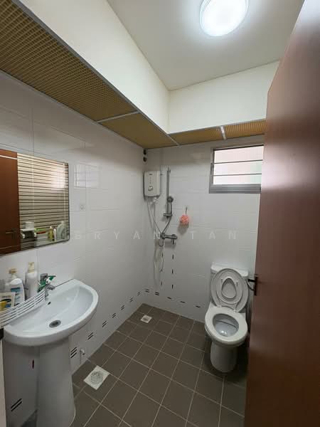 443D Bukit Batok West Avenue 8 HDB Flat For Sale at S$ 530,000 | PropertyGuru Singapore - Bathroom