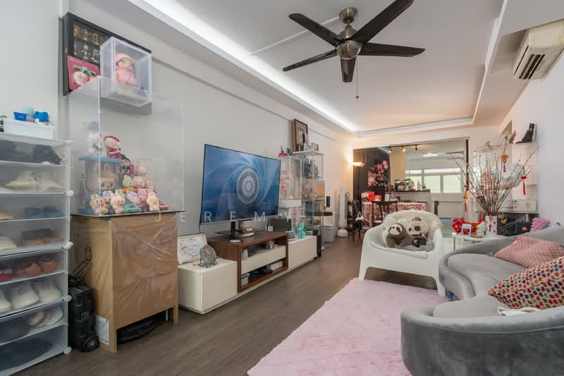 207 Yishun Street 21 HDB Flat For Sale at S$ 575,000 | PropertyGuru Singapore - Living Room
