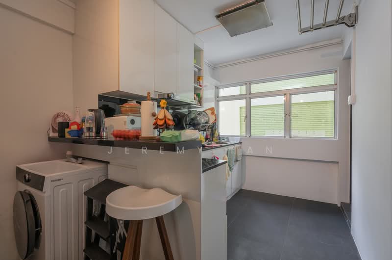 207 Yishun Street 21 HDB Flat For Sale at S$ 575,000 | PropertyGuru Singapore - Kitchen