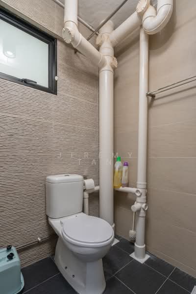 207 Yishun Street 21 HDB Flat For Sale at S$ 575,000 | PropertyGuru Singapore - Bathroom