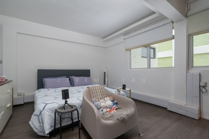 207 Yishun Street 21 HDB Flat For Sale at S$ 575,000 | PropertyGuru Singapore - Master Bedroom