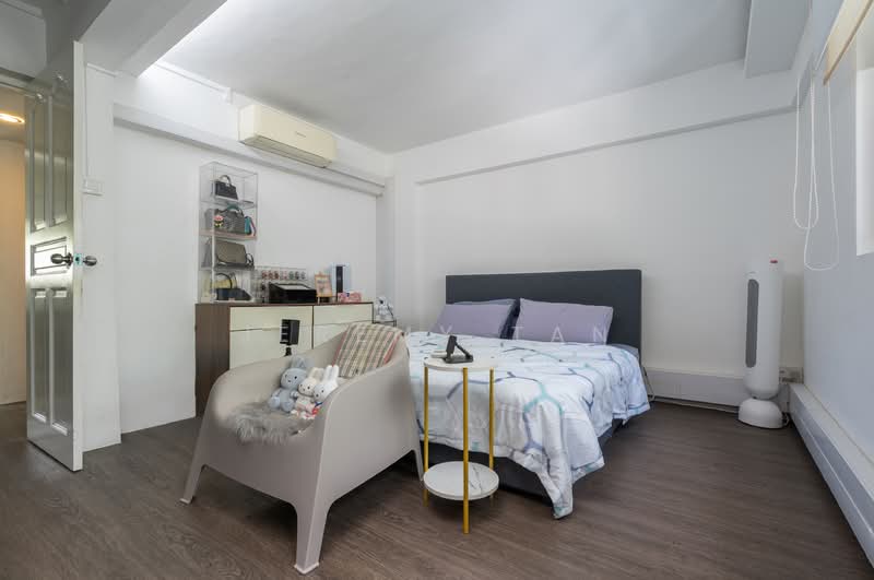 207 Yishun Street 21 HDB Flat For Sale at S$ 575,000 | PropertyGuru Singapore - Master Bedroom