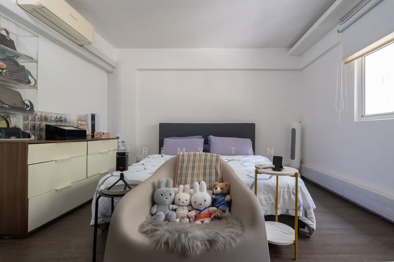 207 Yishun Street 21 HDB Flat For Sale at S$ 575,000 | PropertyGuru Singapore - Master Bedroom