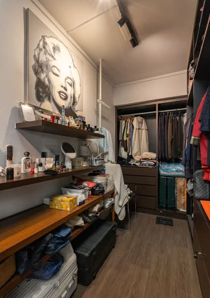 207 Yishun Street 21 HDB Flat For Sale at S$ 575,000 | PropertyGuru Singapore - Walk-in Wardrobe