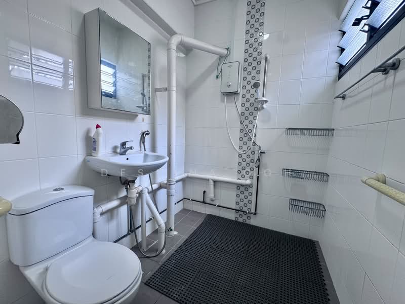 162 Bukit Batok Street 11, 162 Bukit Batok Street 11, 2 Bedrooms, 796 sqft, HDB Flat For Rent, by Desrina Goh, 500098456 - Bathroom - PropertyGuru.com.sg