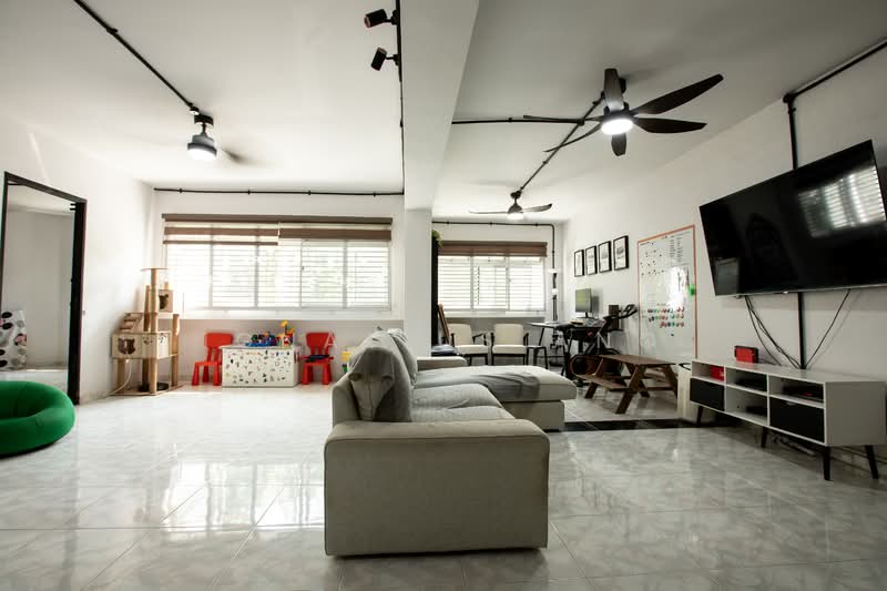 490B Tampines Street 45 HDB Flat For Sale at S$ 750,000 | PropertyGuru Singapore - Living Room