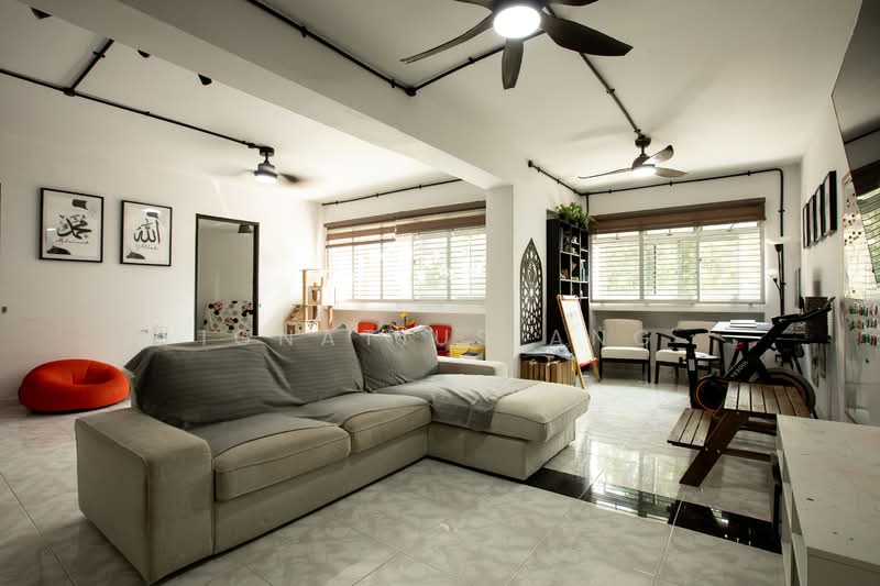 490B Tampines Street 45 HDB Flat For Sale at S$ 750,000 | PropertyGuru Singapore - Living Room