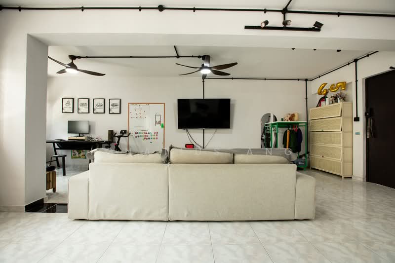 490B Tampines Street 45 HDB Flat For Sale at S$ 750,000 | PropertyGuru Singapore - Living Room