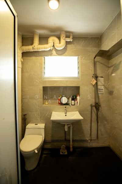 490B Tampines Street 45 HDB Flat For Sale at S$ 750,000 | PropertyGuru Singapore - Bathroom