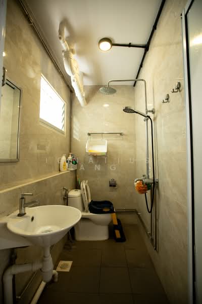 490B Tampines Street 45 HDB Flat For Sale at S$ 750,000 | PropertyGuru Singapore - Bathroom
