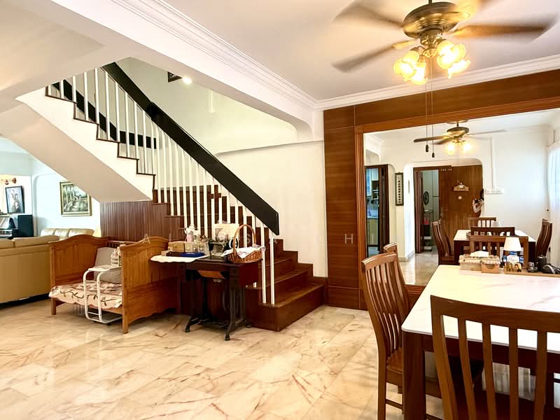 245 Tampines Street 21 HDB Flat For Sale at S$ 1,000,000 | PropertyGuru Singapore - Living Room