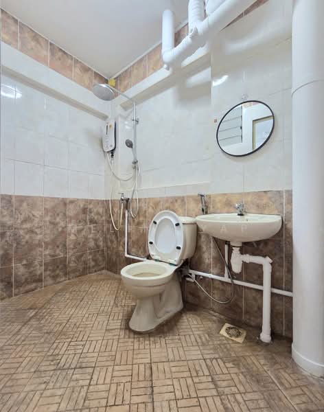 664 Woodlands Ring Road HDB Flat For Sale at S$ 525,000 | PropertyGuru Singapore - Bathroom