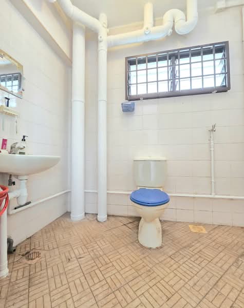 664 Woodlands Ring Road HDB Flat For Sale at S$ 525,000 | PropertyGuru Singapore - Bathroom