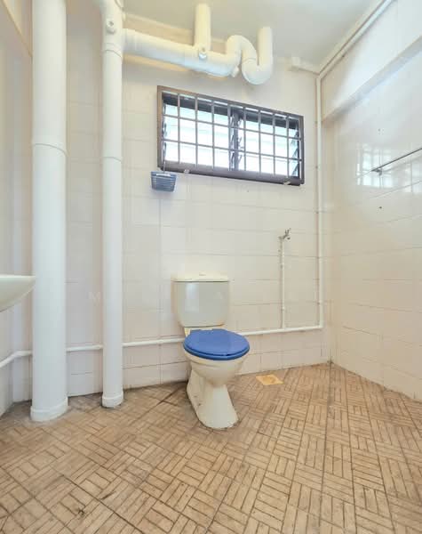 664 Woodlands Ring Road HDB Flat For Sale at S$ 525,000 | PropertyGuru Singapore - Bathroom