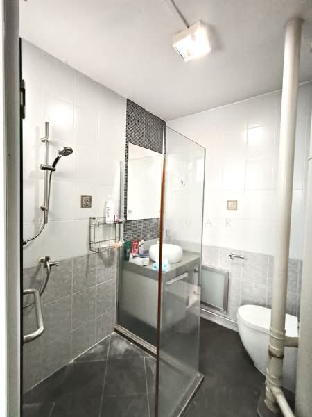 470 Jurong West Street 41 HDB Flat For Sale at S$ 920,000 | PropertyGuru Singapore - Master Bathroom