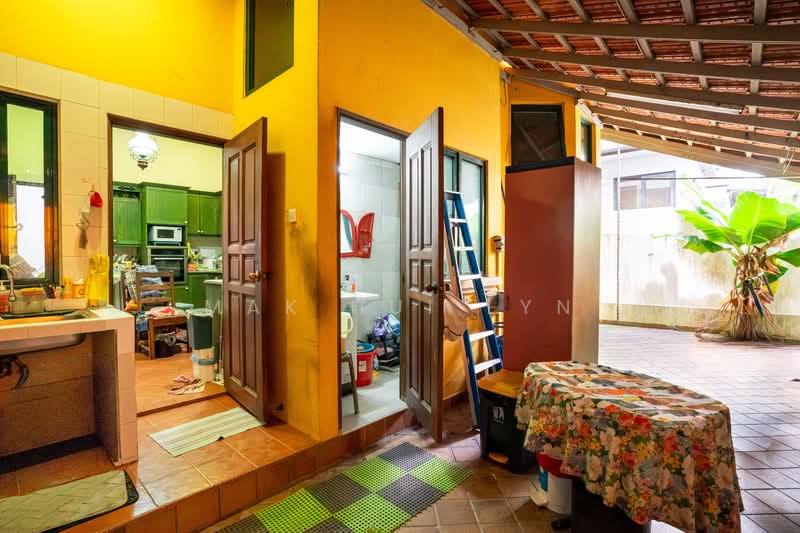 Classic 3.5 Storey Semi Detached with Swimming Pool in Kembangan, , 6 Bedrooms, 4,585 sqft, Semi-Detached House For Sale, by Mak Hui Lyn, 500098561 - PropertyGuru.com.sg