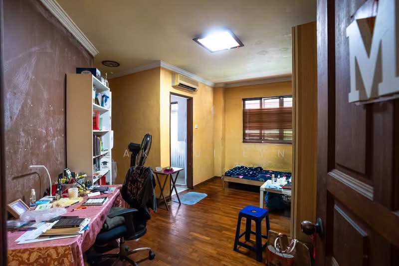 Classic 3.5 Storey Semi Detached with Swimming Pool in Kembangan, , 6 Bedrooms, 4,585 sqft, Semi-Detached House For Sale, by Mak Hui Lyn, 500098561 - PropertyGuru.com.sg