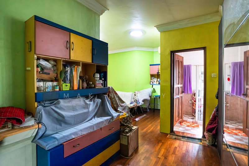 Classic 3.5 Storey Semi Detached with Swimming Pool in Kembangan, , 6 Bedrooms, 4,585 sqft, Semi-Detached House For Sale, by Mak Hui Lyn, 500098561 - PropertyGuru.com.sg